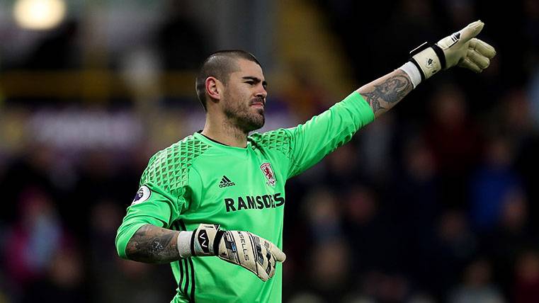 Víctor Valdés in an action with the 'Boron' this season