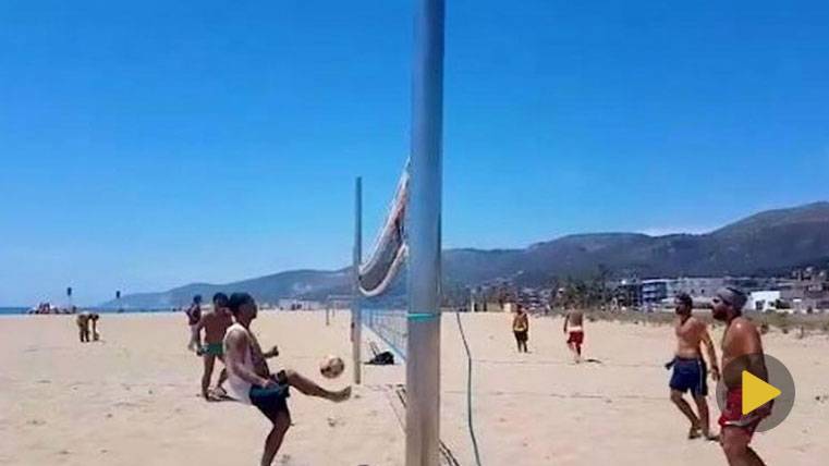 Ronaldinho Gaúcho, jugando con sus amigos al futvolley en la playa