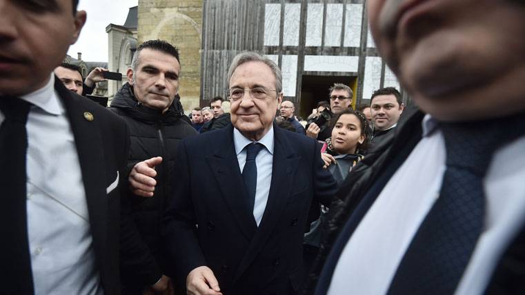 Florentino Pérez, assisting to an act in representation of the Real Madrid