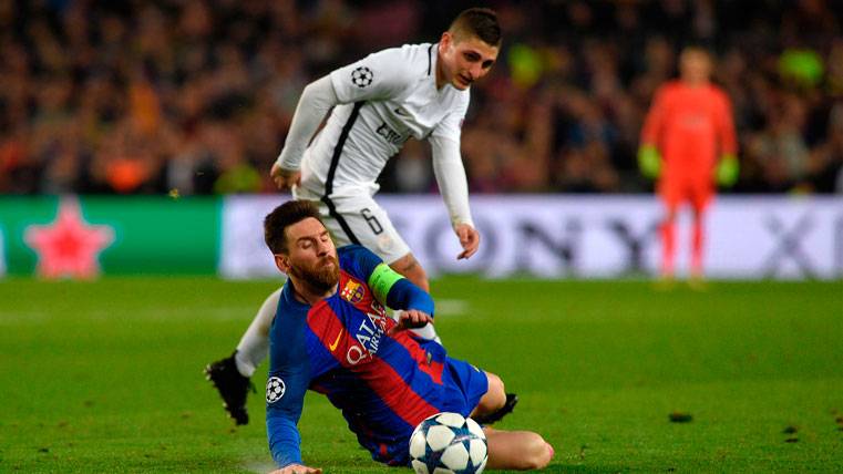 Leo Messi, recibiendo una entrada de Marco Verratti