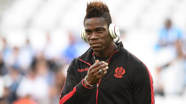 Mario Balotelli, listening music before a party with the Nice