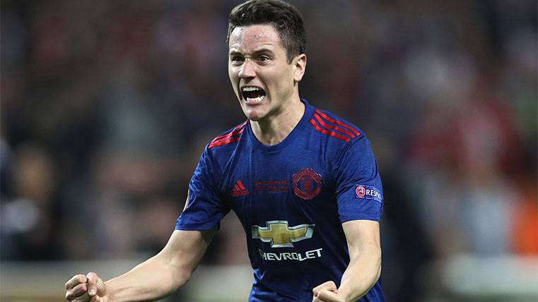 Ander Herrera celebrates with the United the title in the Europe League