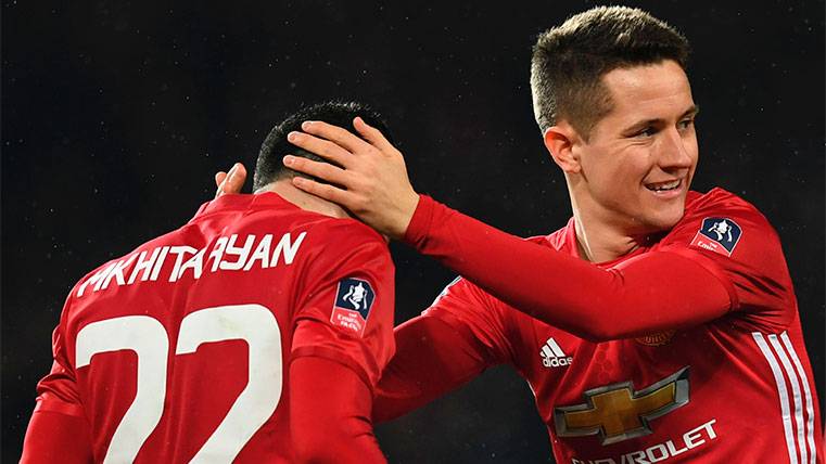 Ander Herrera congratulates to Mkhitaryan by his goal in the FC Cup
