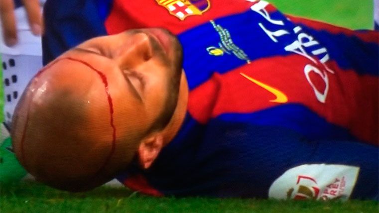 Mascherano Abandoned the field in stretcher after his injury
