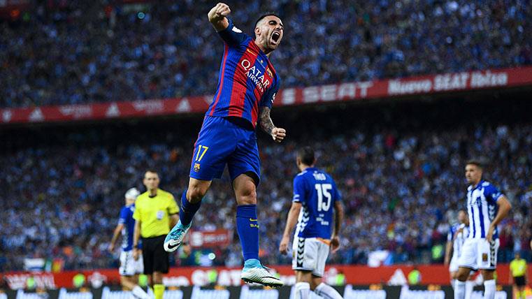 Paco Alcácer celebrates the third goal of the Barça to the Alavés