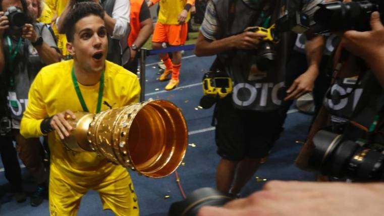 Marc Bartra celebrating the title