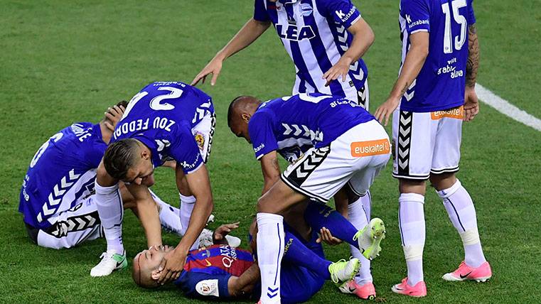 Javier Mascherano, atentido by the players of the Alavés after his hit
