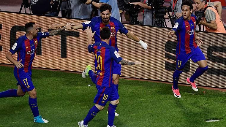 Alcácer celebra uno de los goles de la final con André Gomes, Messi y Neymar