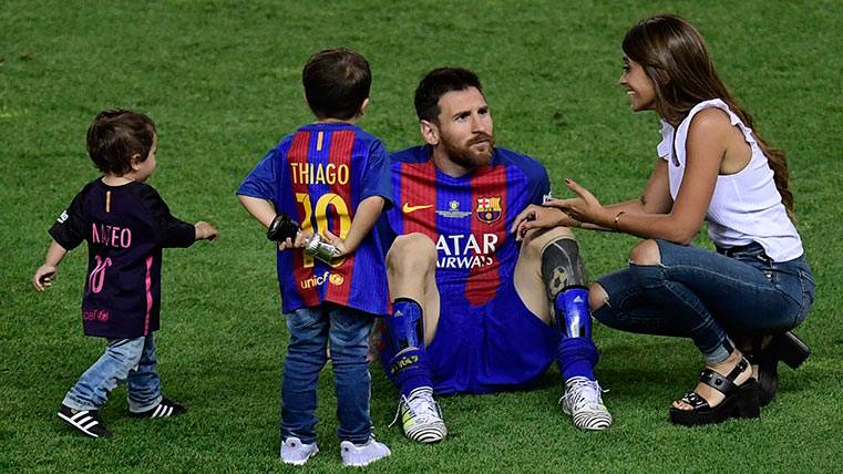 Leo Messi beside Antonella Roccuzzo and his children Thiago and Mateo