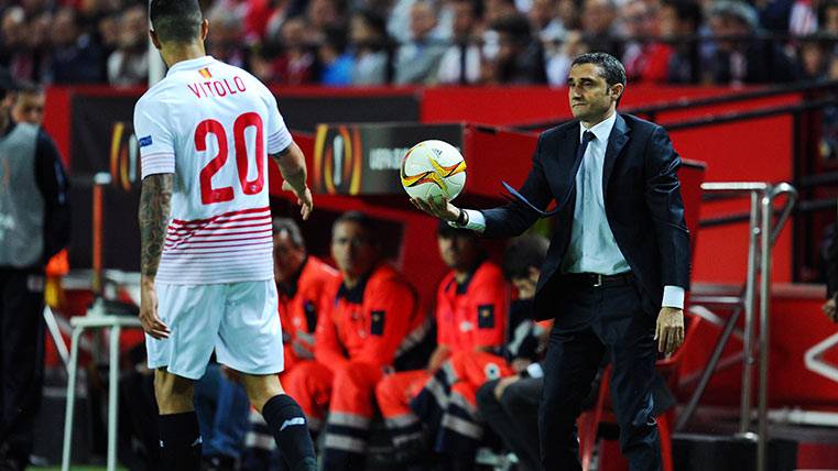 Ernesto Valverde, in a party with the Athletic Club in front of the Seville