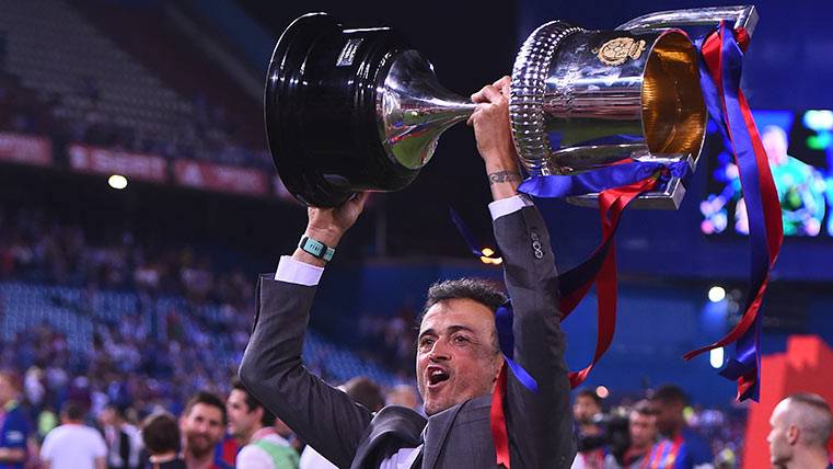 Luis Enrique celebra ante la afición del Barça la Copa del Rey