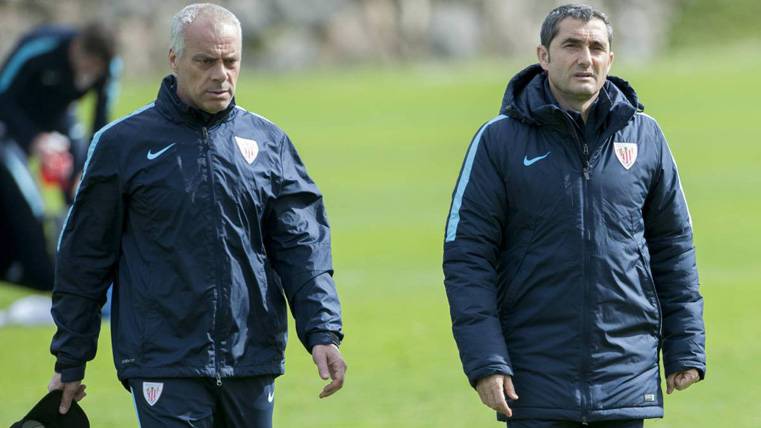 Jon Aspiazu, beside Valverde in a training of the Athletic