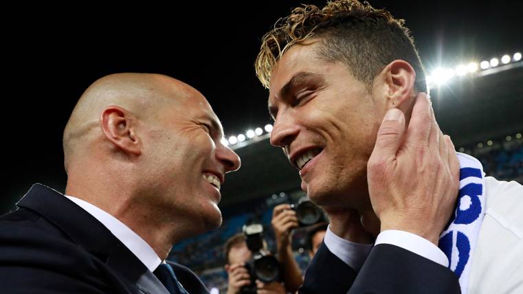 Cristiano Ronaldo and Zidane, embracing after conquering LaLiga
