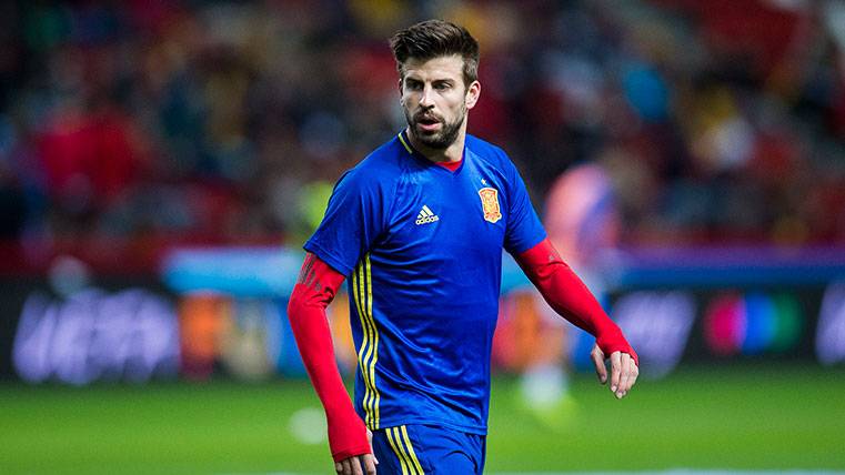 A Gerard Piqué en un calentamiento con la selección española