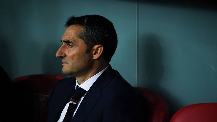 Ernesto Valverde, sentado en el banquillo del Athletic de Bilbao