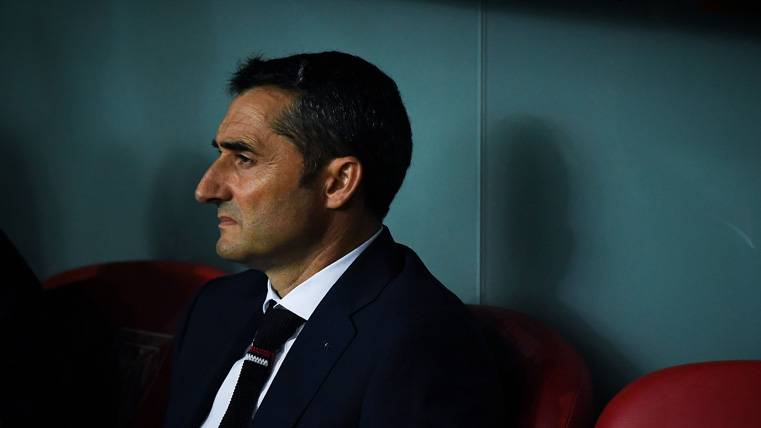 Ernesto Valverde, seated in the bench of the Athletic of Bilbao