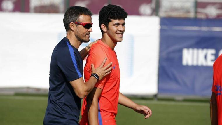 Luis Enrique, beside Carles Aleñá in a training of the FC Barcelona
