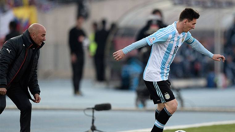 Leo Messi en una acción con la selección argentina
