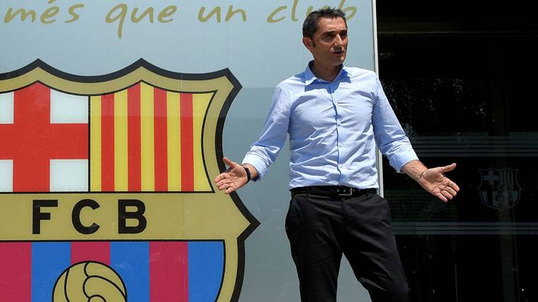 Ernesto Valverde poses with the shield of the FC Barcelona