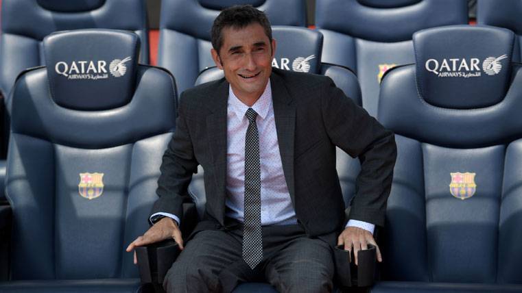Ernesto Valverde, seated in the bench of the Camp Nou
