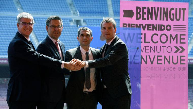 Ernesto Valverde, encajando la mano con Bartomeu, Mestre y Robert