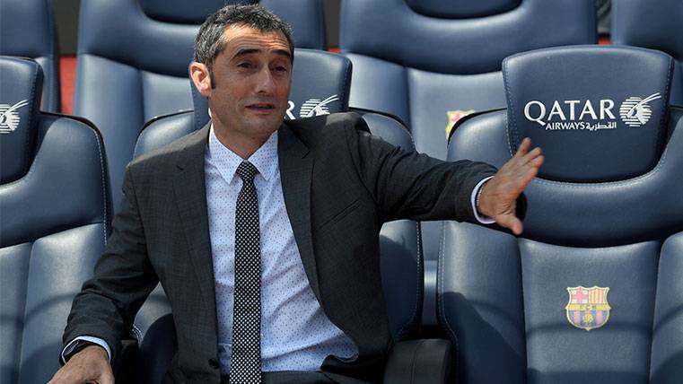 Ernesto Valverde already poses in the bench of the FC Barcelona
