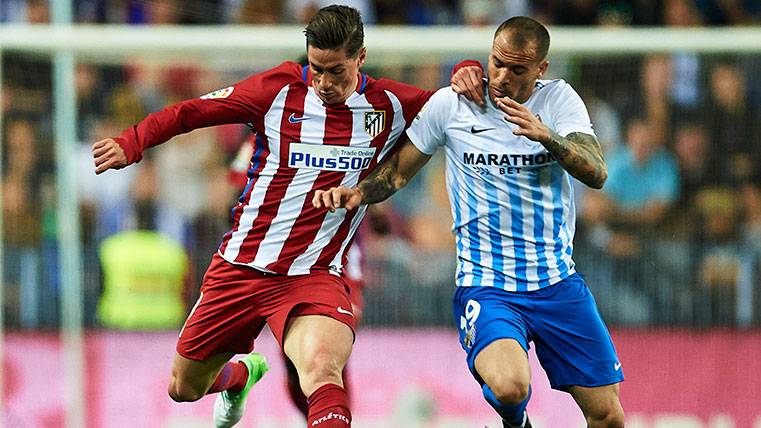 Sandro lucha con Fernando Torres en el pasado Málaga-Atlético