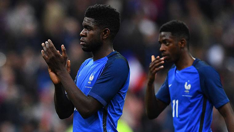Samuel Umtiti applauds at the end of the friendly between France and Spain