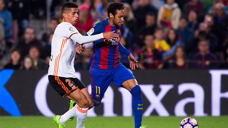 Cancelo pugna un balón con Neymar en el pasado Barça-Valencia