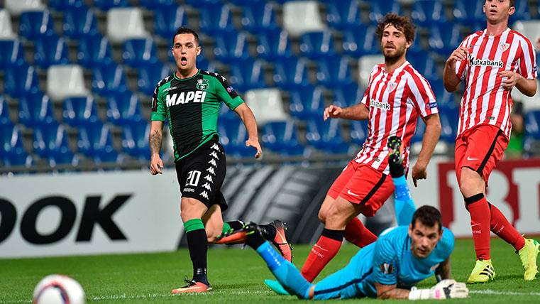 Pol Lirola, anotando el gol al Athletic Club de Bilbao en Europa League