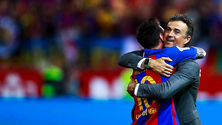 Leo Messi and Luis Enrique melt  in an embrace in his last together party