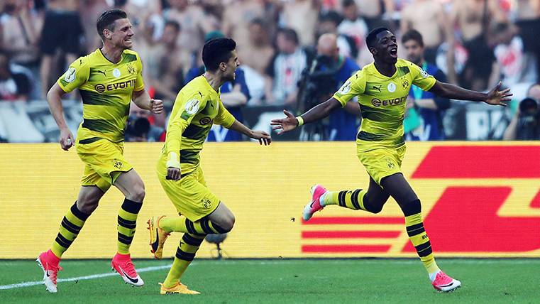 Pusmane Dembélé celebrando el gol que dio la victoria al Dortmund en la Copa