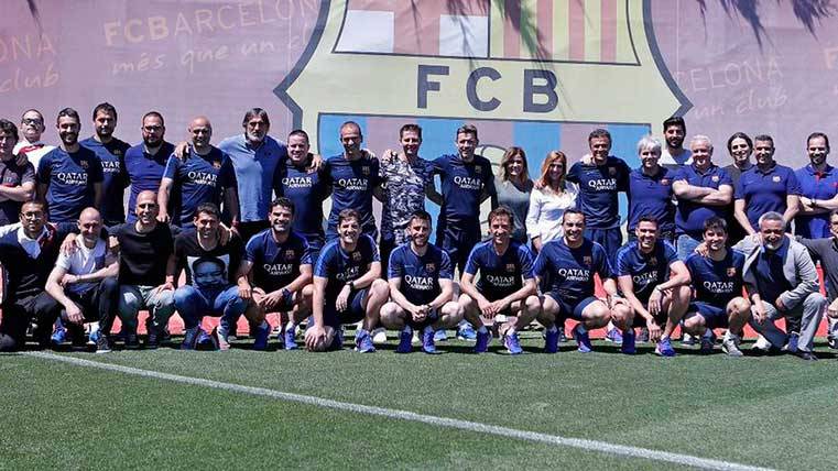 Luis Enrique, junto a los empleados del Barça en su despedida