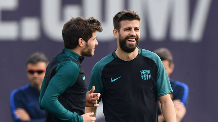 Gerard Hammered beside Sergi Roberto in a training of the Barça
