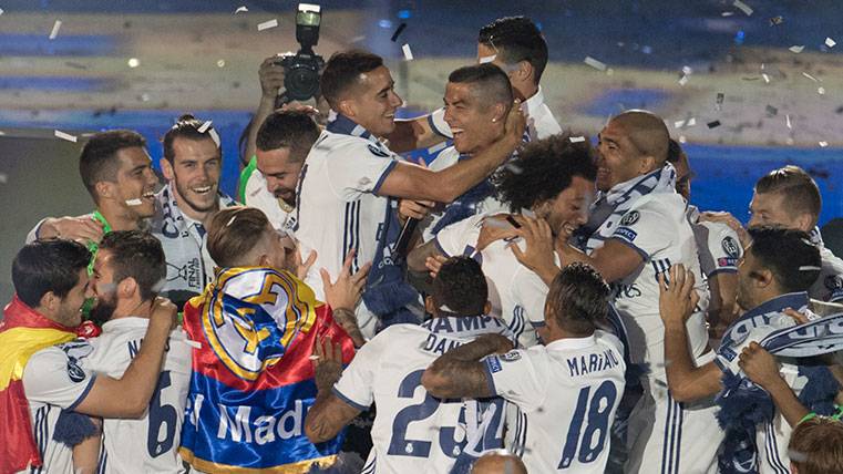 La plantilla del Real Madrid celebra la Champions 2016-17