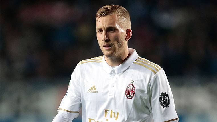 Gerard Deulofeu in an action of the campaign 2016-17 with the Milan