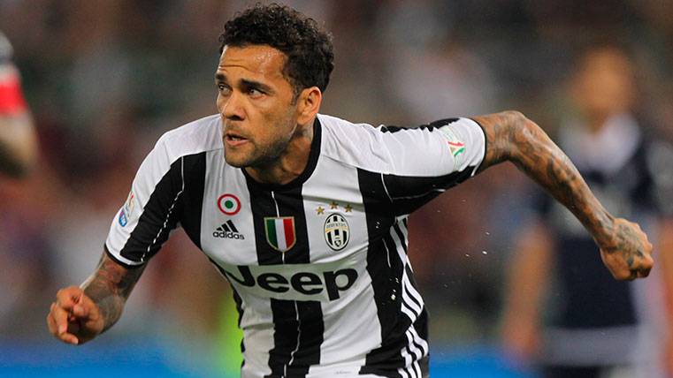 Dani Alves In an action of the Lazio-Juventus in the Series To 2016-17