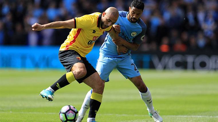 Gaël Clichy lucha por un balón con Nordin Amrabat en la Premier League
