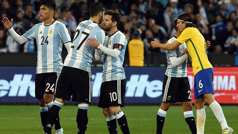 Los jugadores de Argentina y Brasil se saludan tras el partido