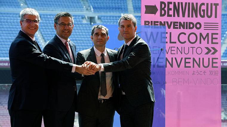 Ernesto Valverde, en su presentación en el Barça con Bartomeu, Robert y Jordi Mestre
