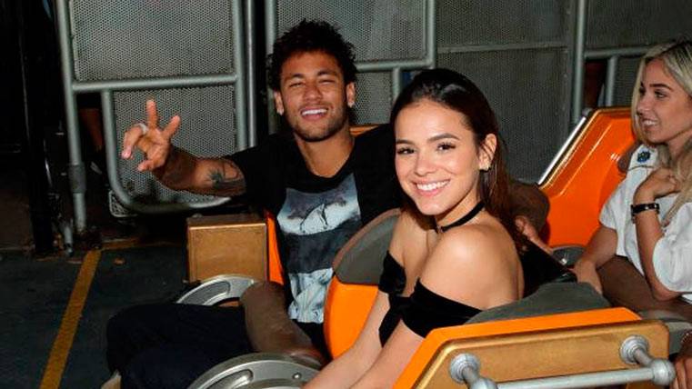 Neymar Júnior junto a Bruna Marquezine, en un parque de atracciones