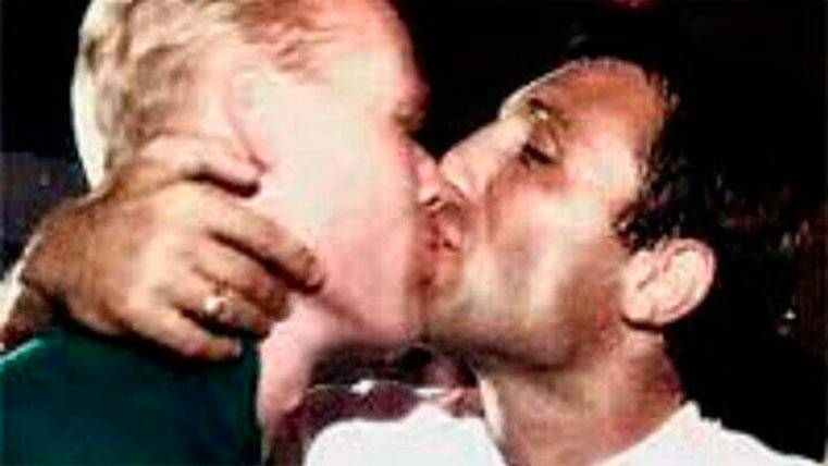 The famous kiss between Hristo Stoichkov and Ronald Koeman after winning the Champions