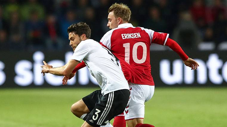 Christian Eriksen pugna por un balón en un amistoso frente a Alemania
