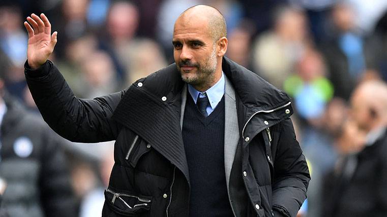 Pep Guardiola greets to the fans after the Manchester City-Leicester