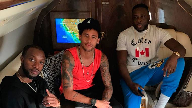 Neymar Júnior, junto a dos amigos en su jet privado