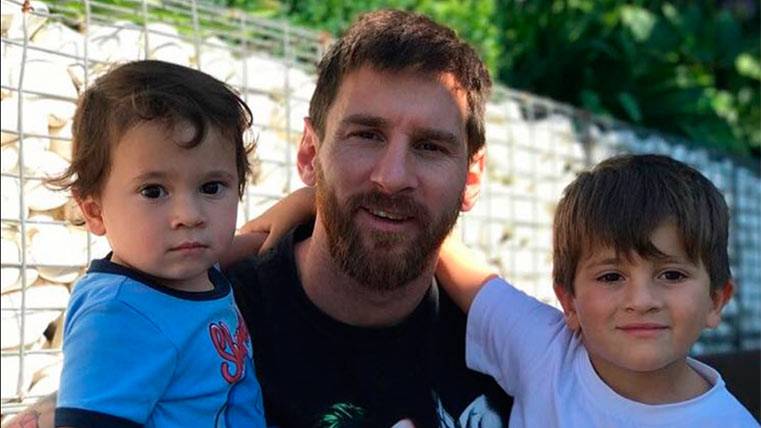Leo Messi, junto a sus hijos Mateo y Thiago