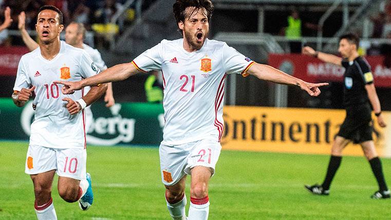David Silva celebrates his goal in Macedonia-Spain