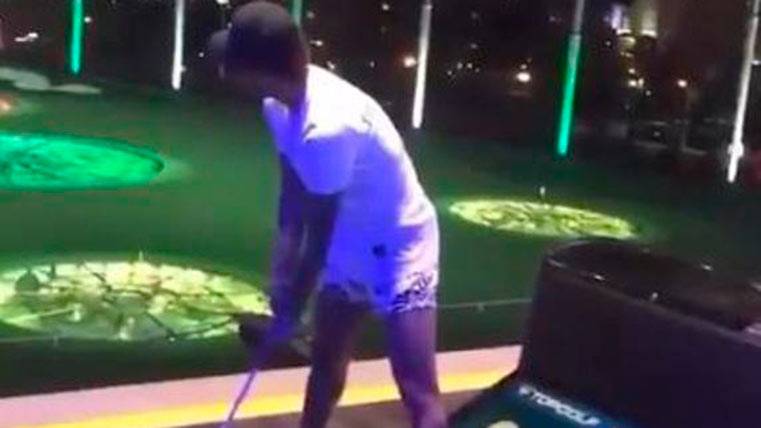 Neymar Júnior, practising and seeing how gives him  this of the golf