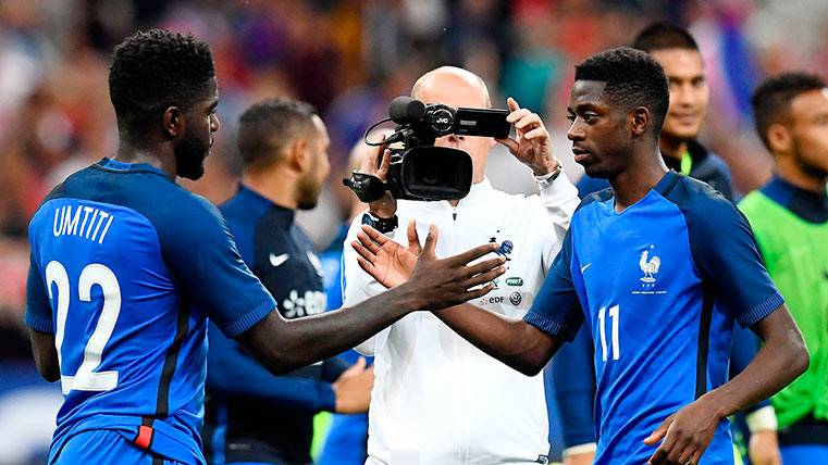 Ousmane Dembélé y Samuel Umtiti se chocan la mano tras el Francia-Inglaterra