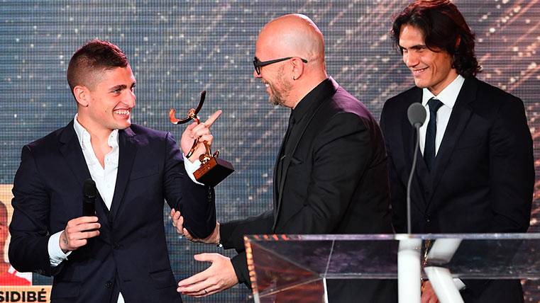 Marco Verratti recibiendo un premio de la Ligue 1